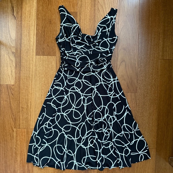*LIKE NEW* b&w graphic print dress M - Picture 1 of 7